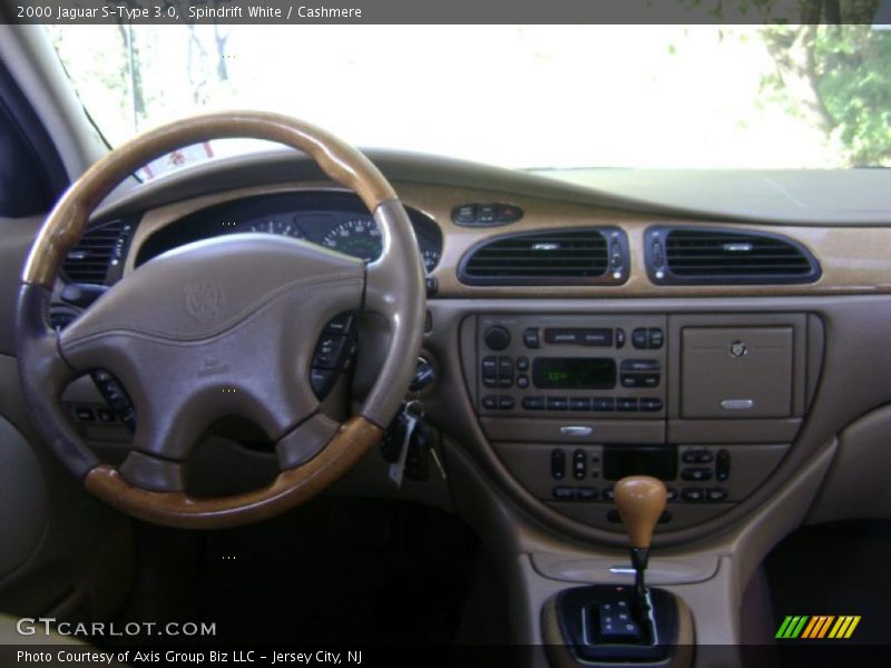 Dashboard of 2000 S-Type 3.0