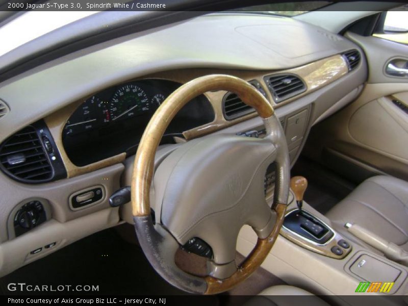 Dashboard of 2000 S-Type 3.0