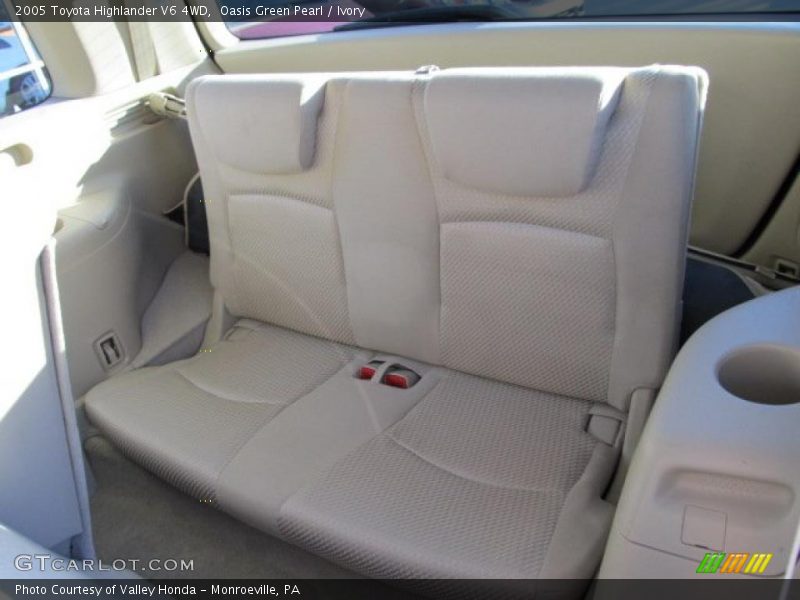 Oasis Green Pearl / Ivory 2005 Toyota Highlander V6 4WD
