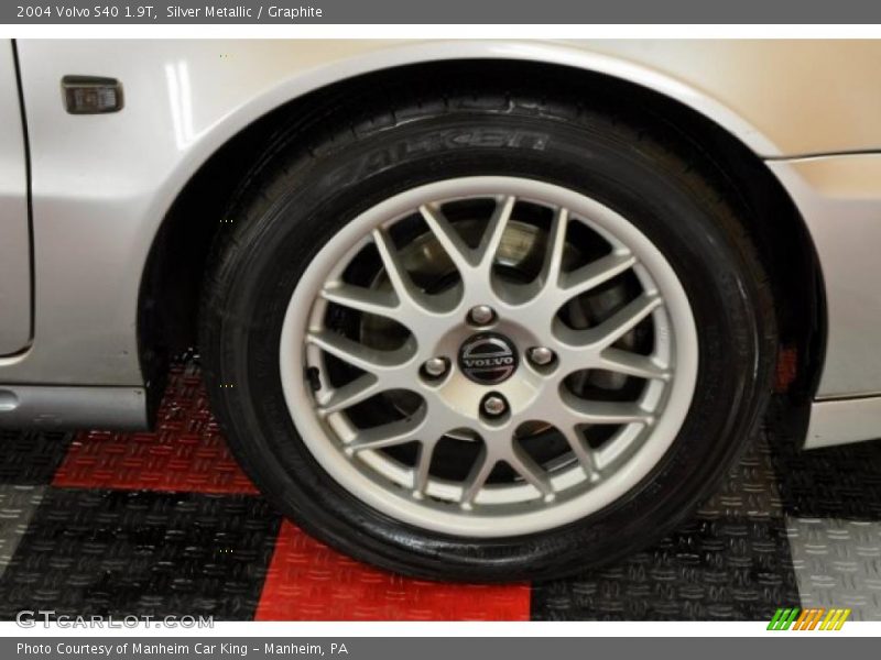 Silver Metallic / Graphite 2004 Volvo S40 1.9T