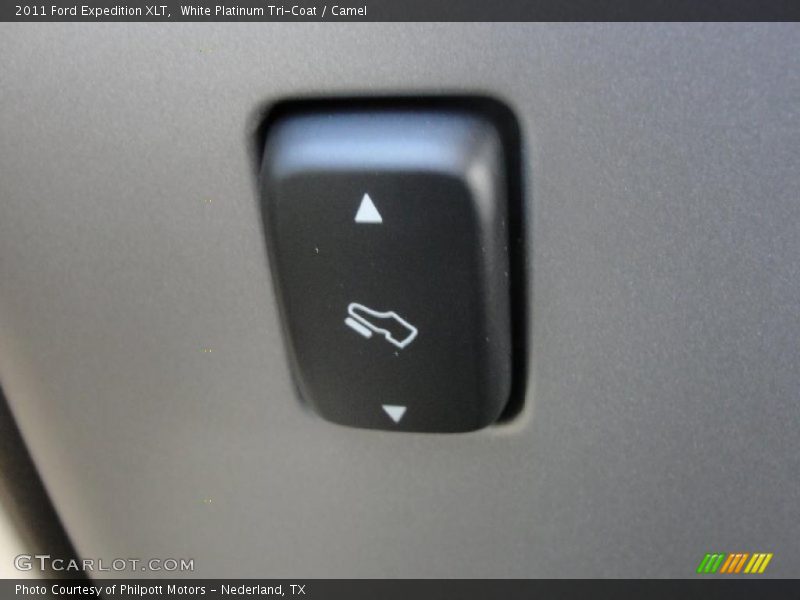 White Platinum Tri-Coat / Camel 2011 Ford Expedition XLT