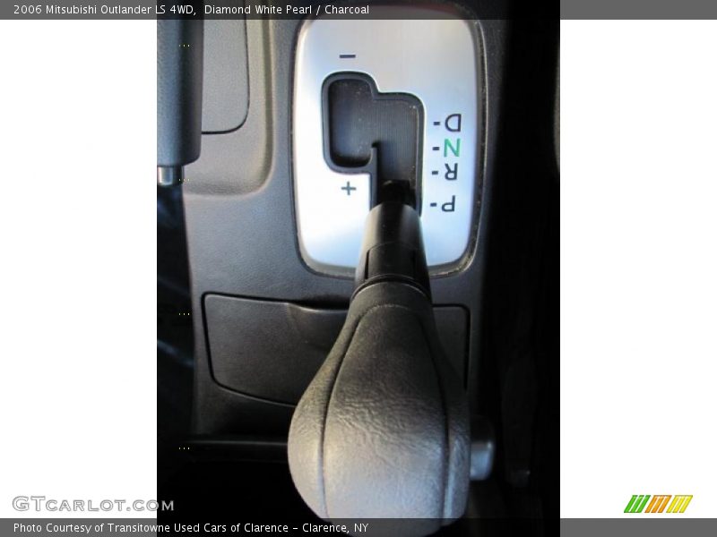 Diamond White Pearl / Charcoal 2006 Mitsubishi Outlander LS 4WD