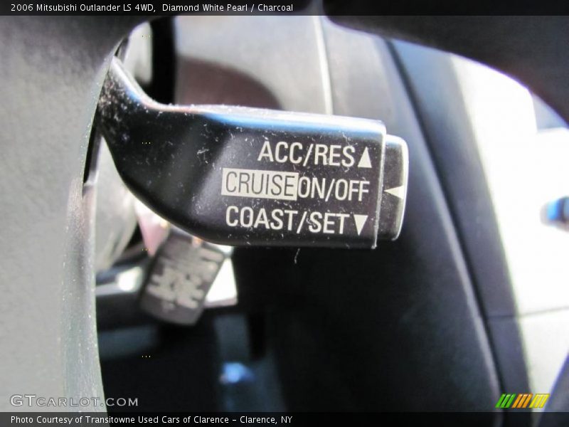 Diamond White Pearl / Charcoal 2006 Mitsubishi Outlander LS 4WD