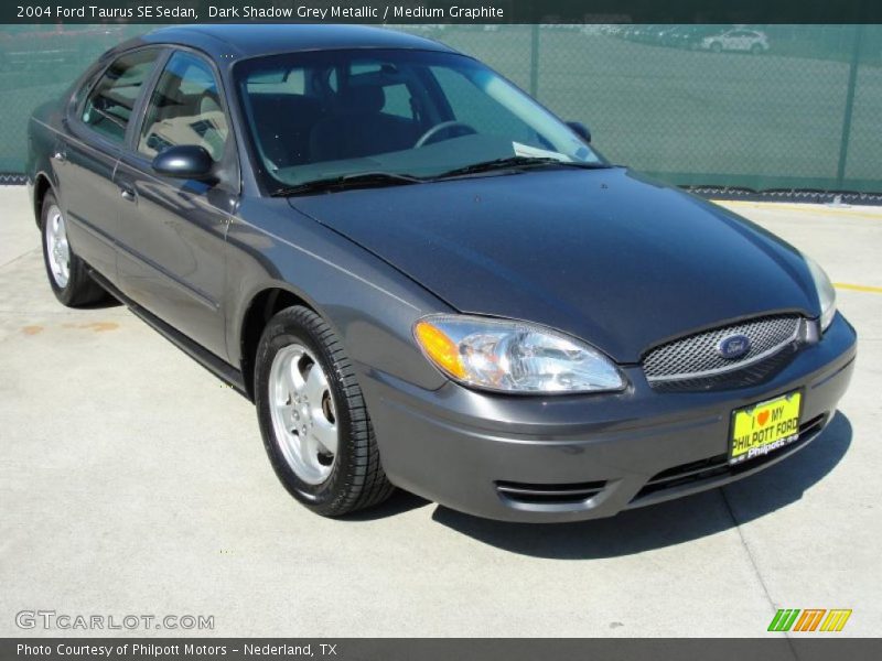 Front 3/4 View of 2004 Taurus SE Sedan