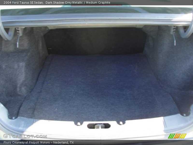  2004 Taurus SE Sedan Trunk