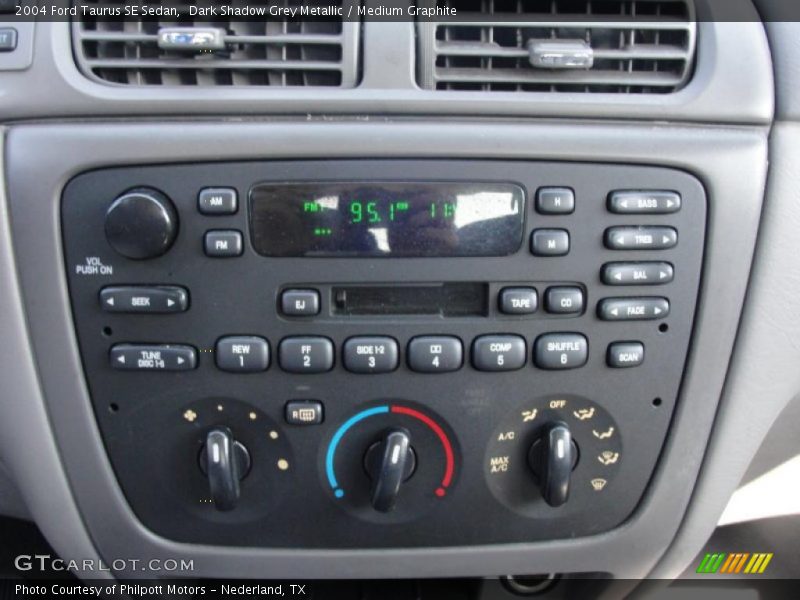 Controls of 2004 Taurus SE Sedan
