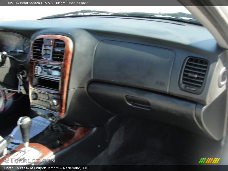 Bright Silver / Black 2005 Hyundai Sonata GLS V6