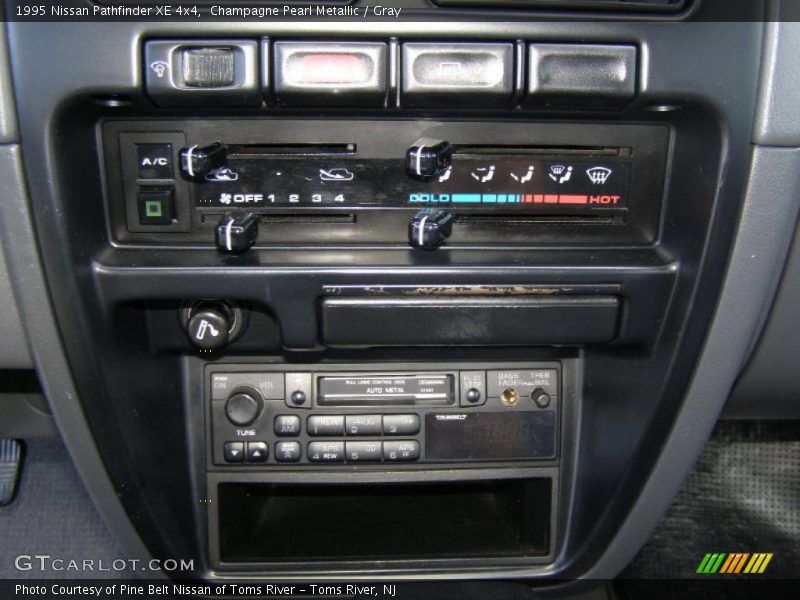 Champagne Pearl Metallic / Gray 1995 Nissan Pathfinder XE 4x4