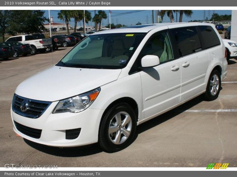 Front 3/4 View of 2010 Routan SEL