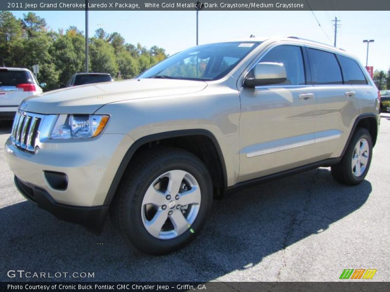 Front 3/4 View of 2011 Grand Cherokee Laredo X Package