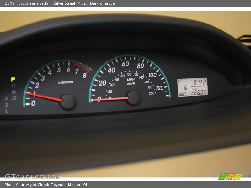 Silver Streak Mica / Dark Charcoal 2009 Toyota Yaris Sedan