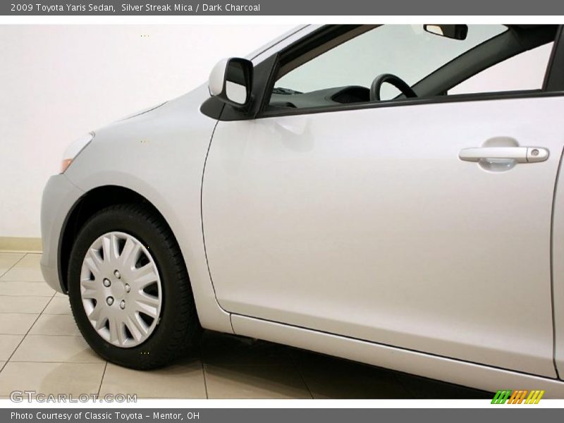 Silver Streak Mica / Dark Charcoal 2009 Toyota Yaris Sedan