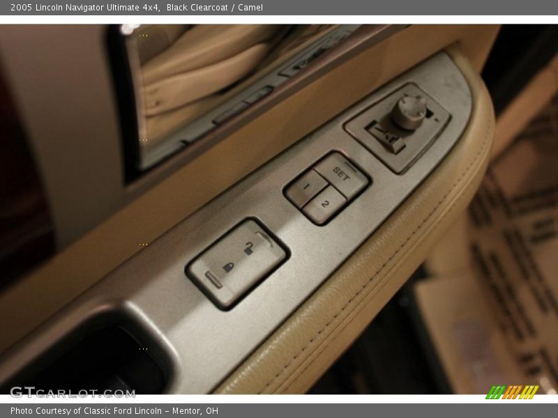 Black Clearcoat / Camel 2005 Lincoln Navigator Ultimate 4x4