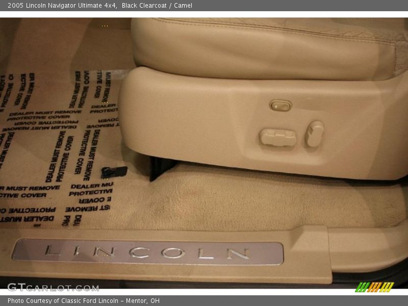 Black Clearcoat / Camel 2005 Lincoln Navigator Ultimate 4x4