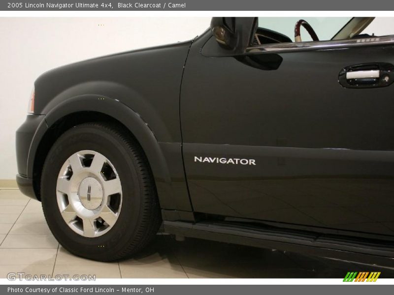 Black Clearcoat / Camel 2005 Lincoln Navigator Ultimate 4x4