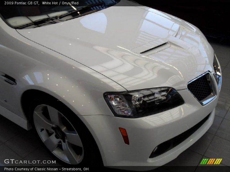 White Hot / Onyx/Red 2009 Pontiac G8 GT