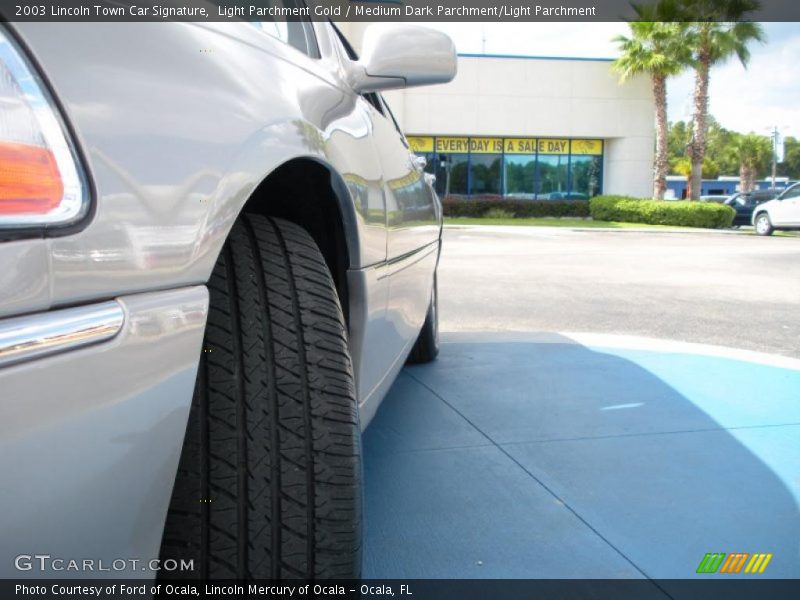 Light Parchment Gold / Medium Dark Parchment/Light Parchment 2003 Lincoln Town Car Signature