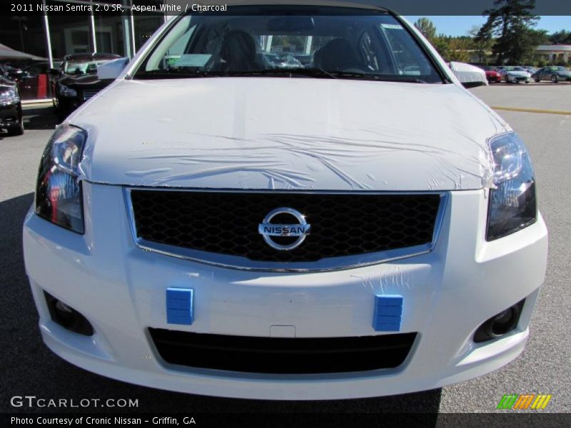 Aspen White / Charcoal 2011 Nissan Sentra 2.0 SR