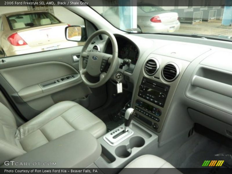 Dashboard of 2006 Freestyle SEL AWD
