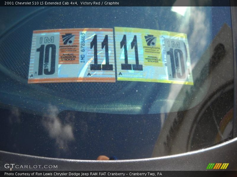 Victory Red / Graphite 2001 Chevrolet S10 LS Extended Cab 4x4
