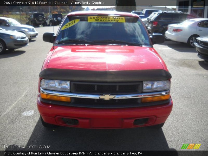 Victory Red / Graphite 2001 Chevrolet S10 LS Extended Cab 4x4
