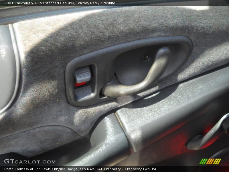 Victory Red / Graphite 2001 Chevrolet S10 LS Extended Cab 4x4