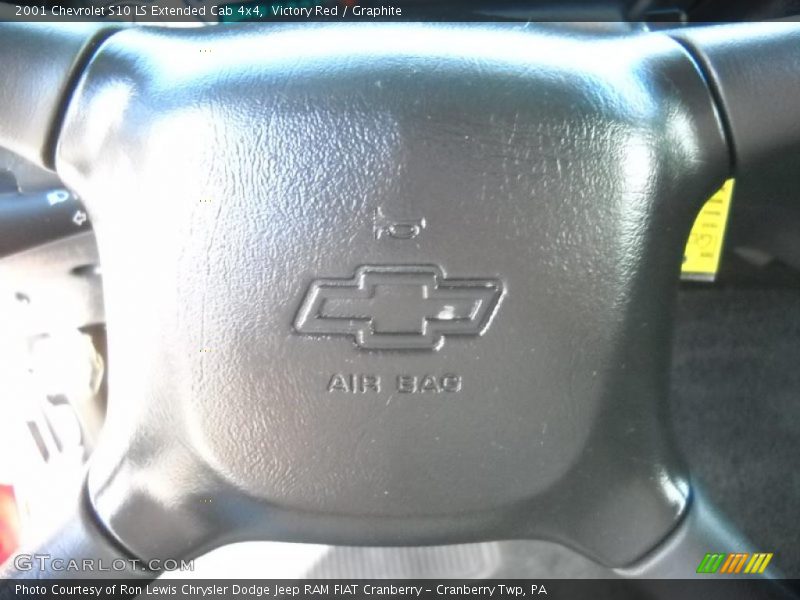 Victory Red / Graphite 2001 Chevrolet S10 LS Extended Cab 4x4