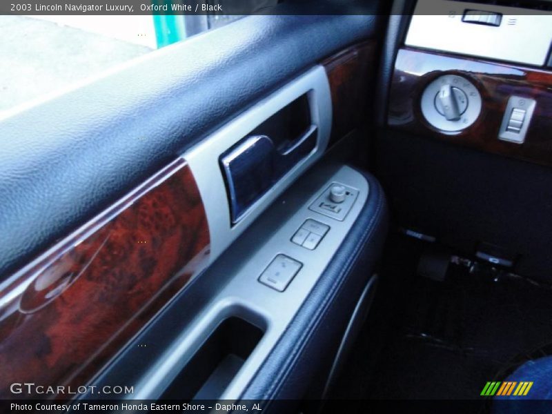 Oxford White / Black 2003 Lincoln Navigator Luxury