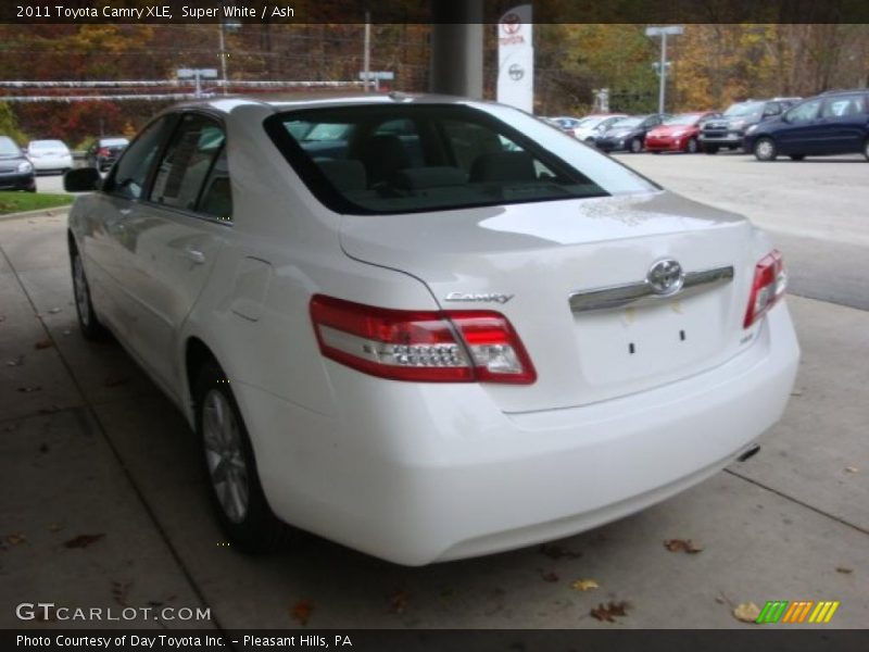 Super White / Ash 2011 Toyota Camry XLE