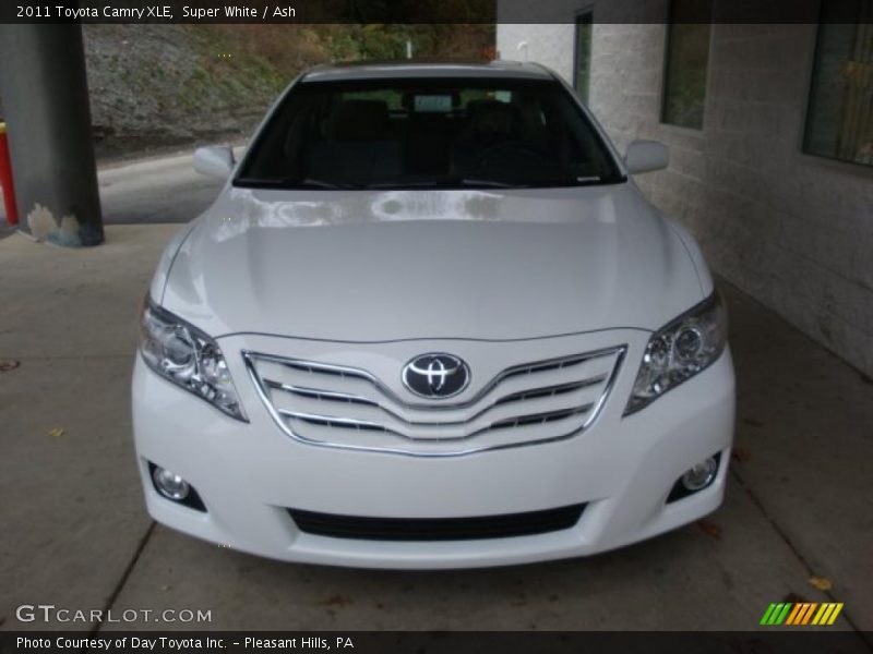 Super White / Ash 2011 Toyota Camry XLE