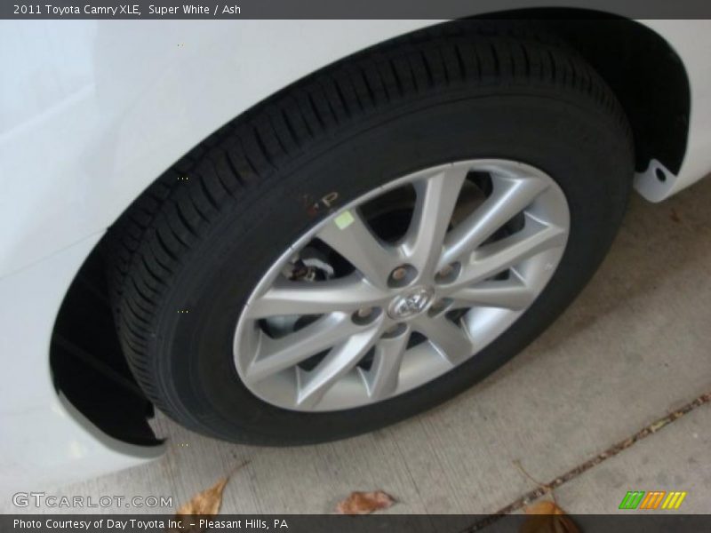 Super White / Ash 2011 Toyota Camry XLE