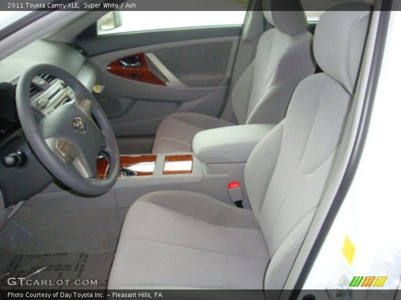 Super White / Ash 2011 Toyota Camry XLE