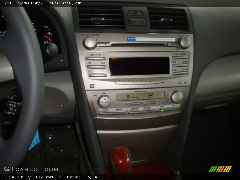 Super White / Ash 2011 Toyota Camry XLE