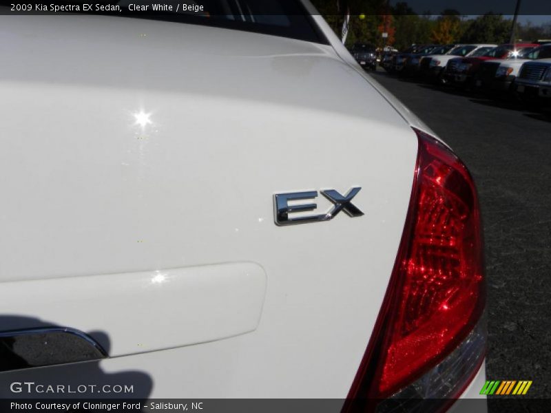 Clear White / Beige 2009 Kia Spectra EX Sedan