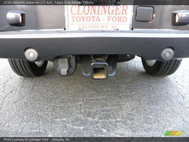 Taupe Gray Metallic / Ebony 2010 Chevrolet Avalanche LTZ 4x4