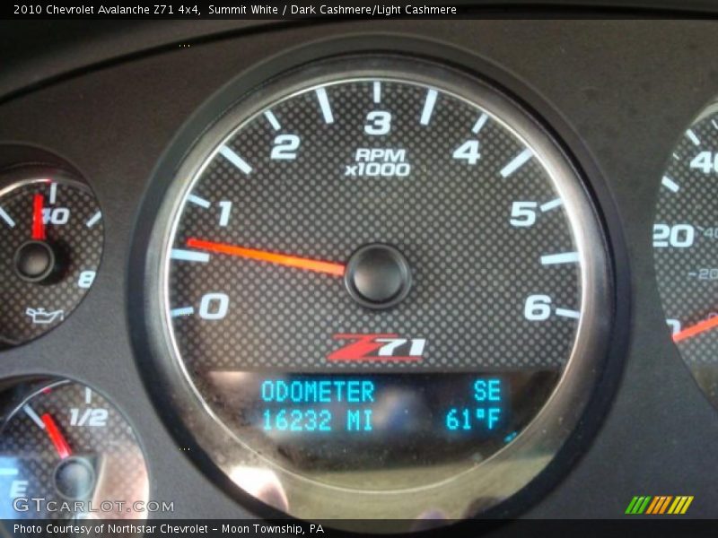 Summit White / Dark Cashmere/Light Cashmere 2010 Chevrolet Avalanche Z71 4x4
