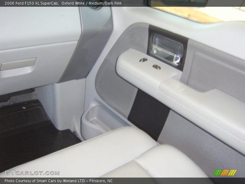 Oxford White / Medium/Dark Flint 2006 Ford F150 XL SuperCab