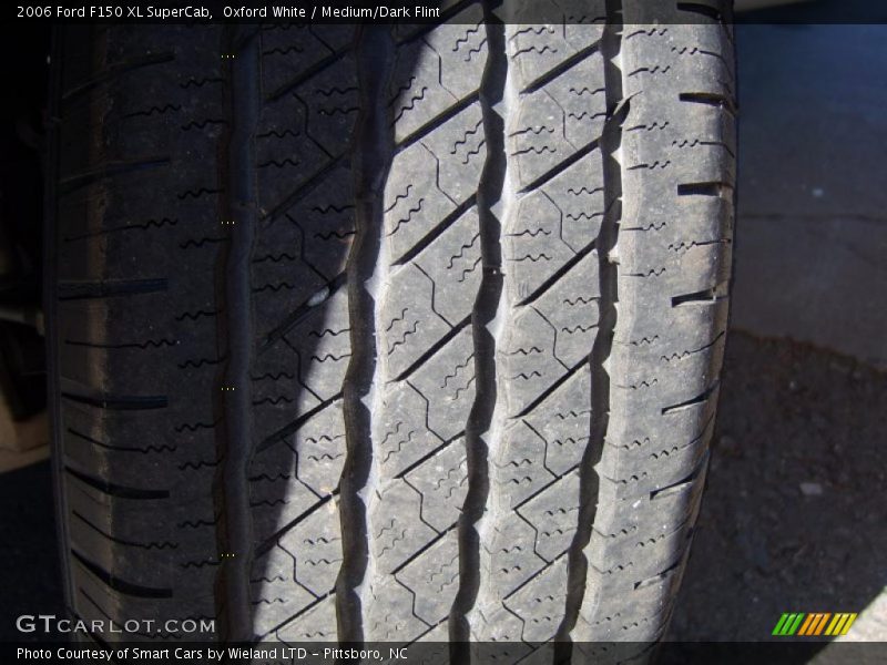 Oxford White / Medium/Dark Flint 2006 Ford F150 XL SuperCab