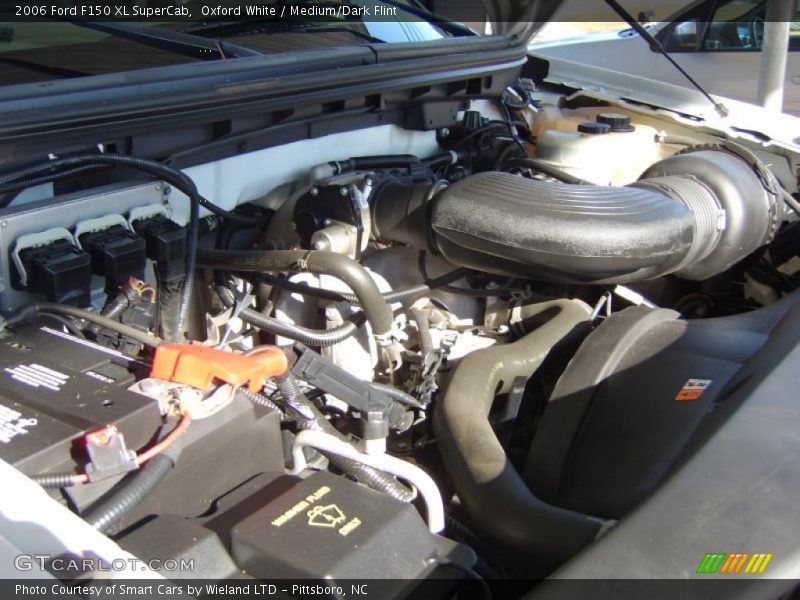 Oxford White / Medium/Dark Flint 2006 Ford F150 XL SuperCab
