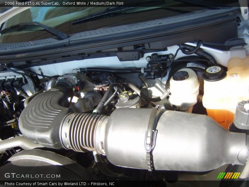 Oxford White / Medium/Dark Flint 2006 Ford F150 XL SuperCab