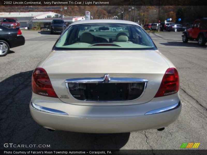 Ivory Parchment Tri-Coat / Light Parchment 2002 Lincoln Continental