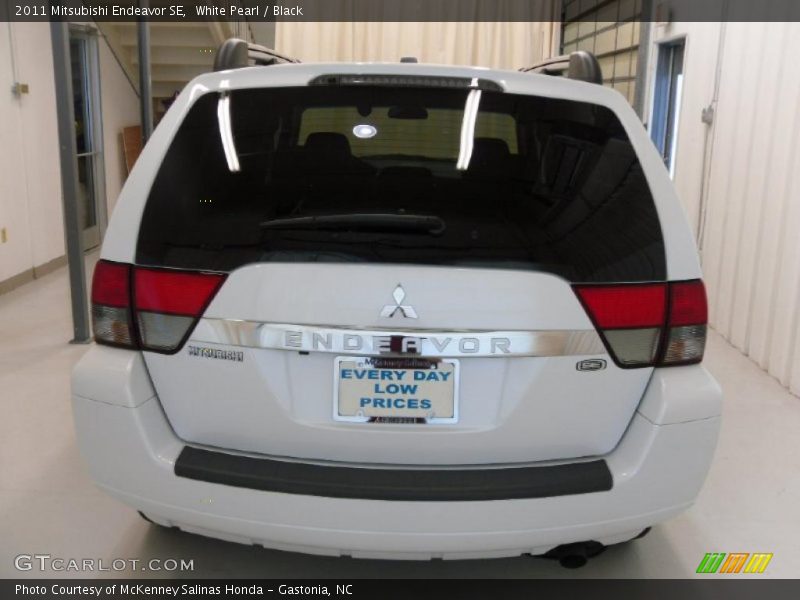 White Pearl / Black 2011 Mitsubishi Endeavor SE