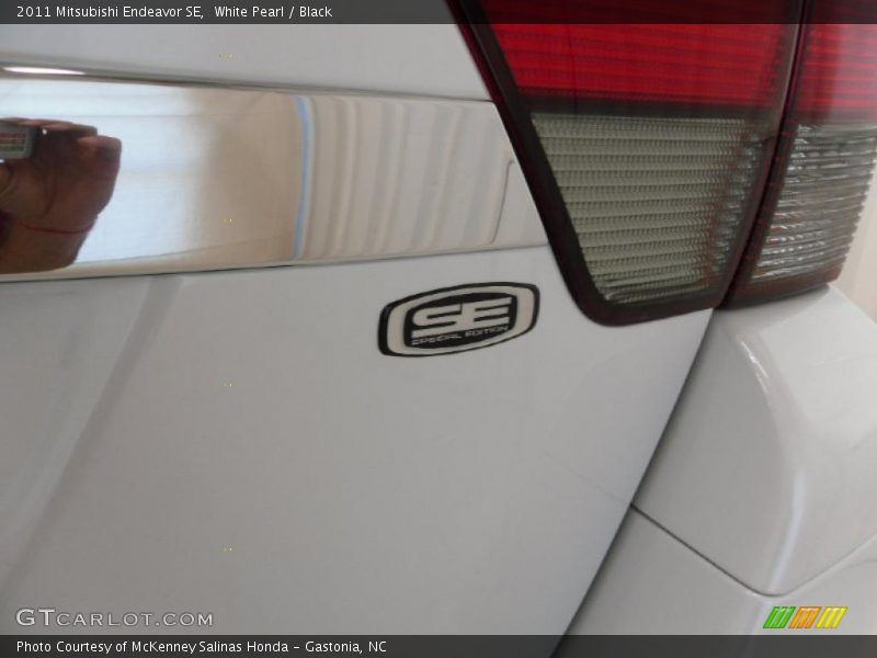 White Pearl / Black 2011 Mitsubishi Endeavor SE