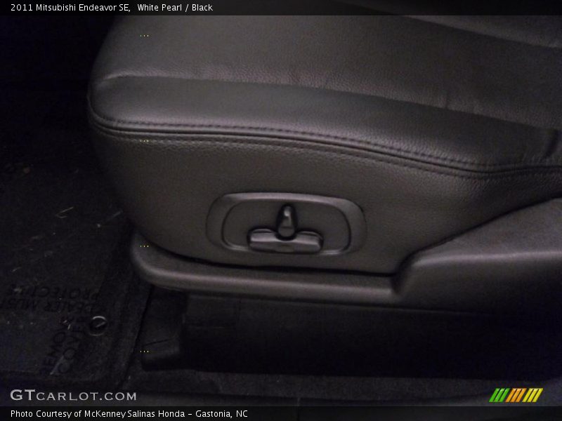 White Pearl / Black 2011 Mitsubishi Endeavor SE
