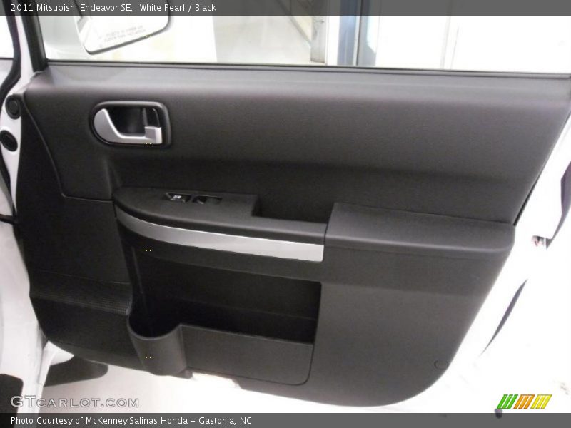 White Pearl / Black 2011 Mitsubishi Endeavor SE