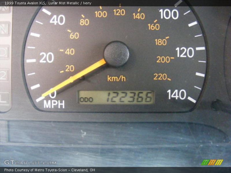 Lunar Mist Metallic / Ivory 1999 Toyota Avalon XLS