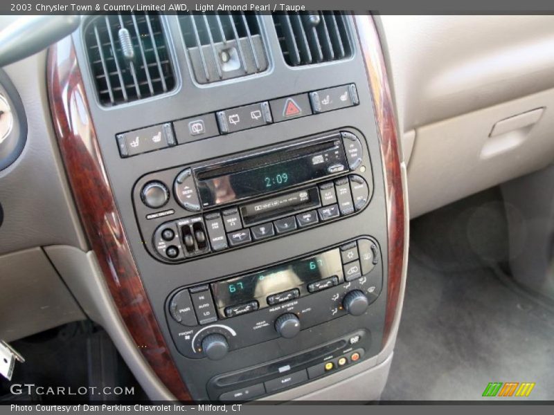 Controls of 2003 Town & Country Limited AWD