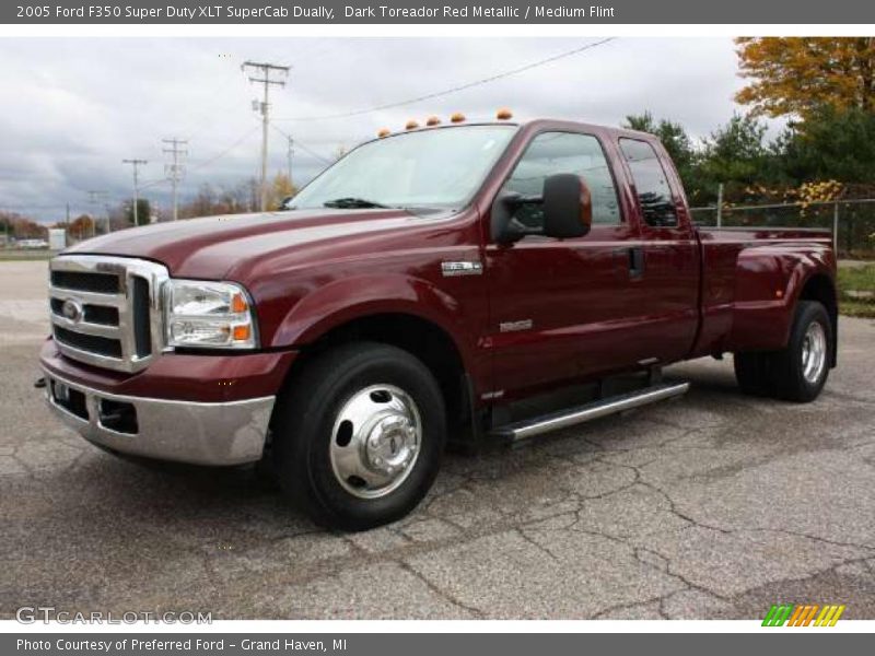 Front 3/4 View of 2005 F350 Super Duty XLT SuperCab Dually