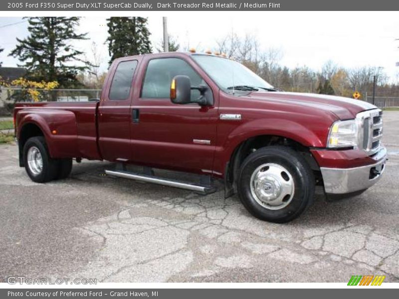 Front 3/4 View of 2005 F350 Super Duty XLT SuperCab Dually