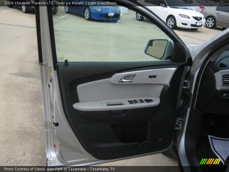 Door Panel of 2009 Traverse LTZ